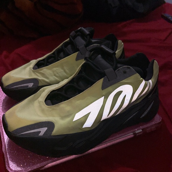 Yeezy 700 - Picture 2 of 2